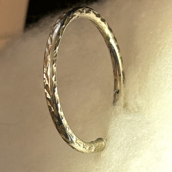 925 SILVER ENGRAVED SINGLE HOOP EARRING - Picture 9 of 11